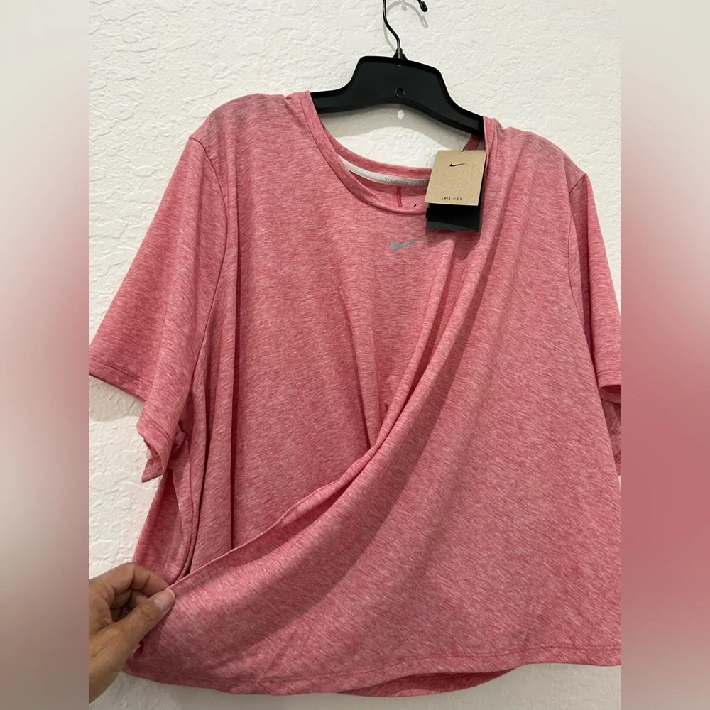 💰PRICE ⬇️ 
 NIKE • Woman’s Pink Plus Dri Fit Top • 3X - Picture 2 of 10